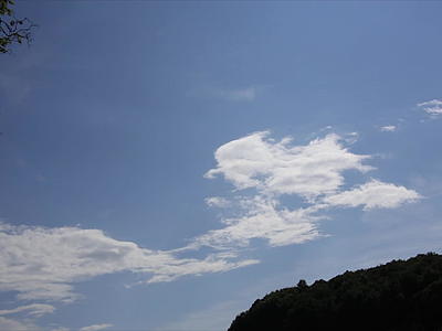 在夏天天空中形成了蓝色的云视频的预览图