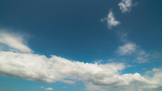白云和灰云在蓝天上密集地移动视频的预览图