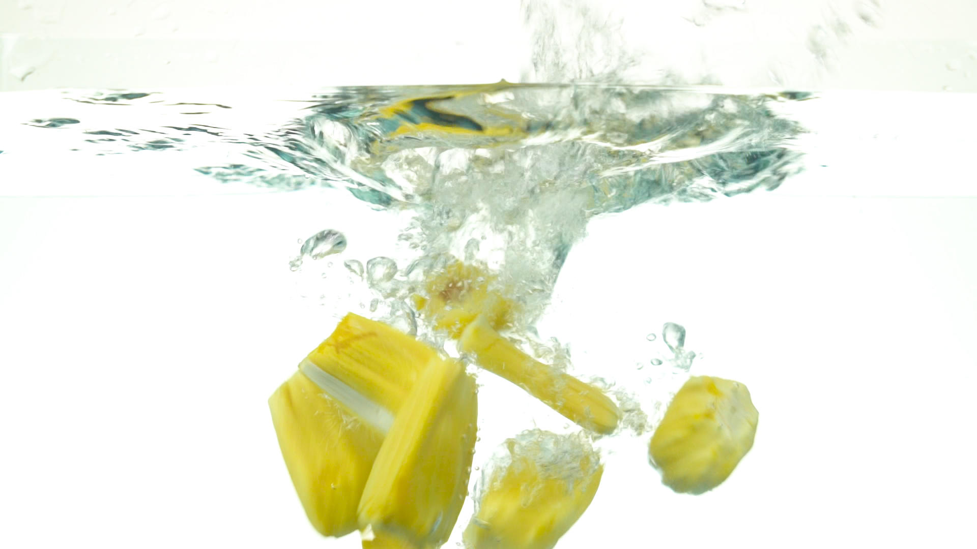 菠萝蜜落入水中4K高速视频的预览图