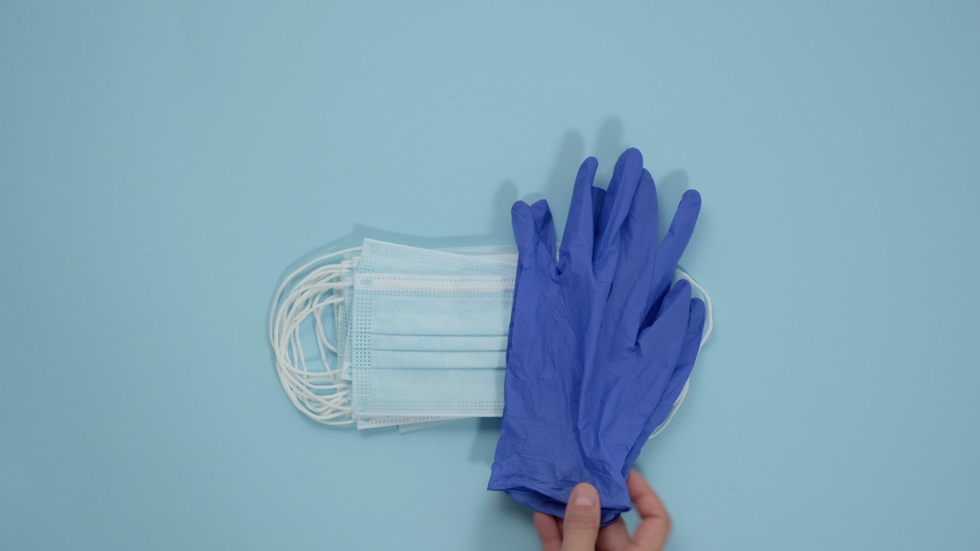 一套一次性医用口罩一套蓝色乳胶手套次性医用口罩视频的预览图