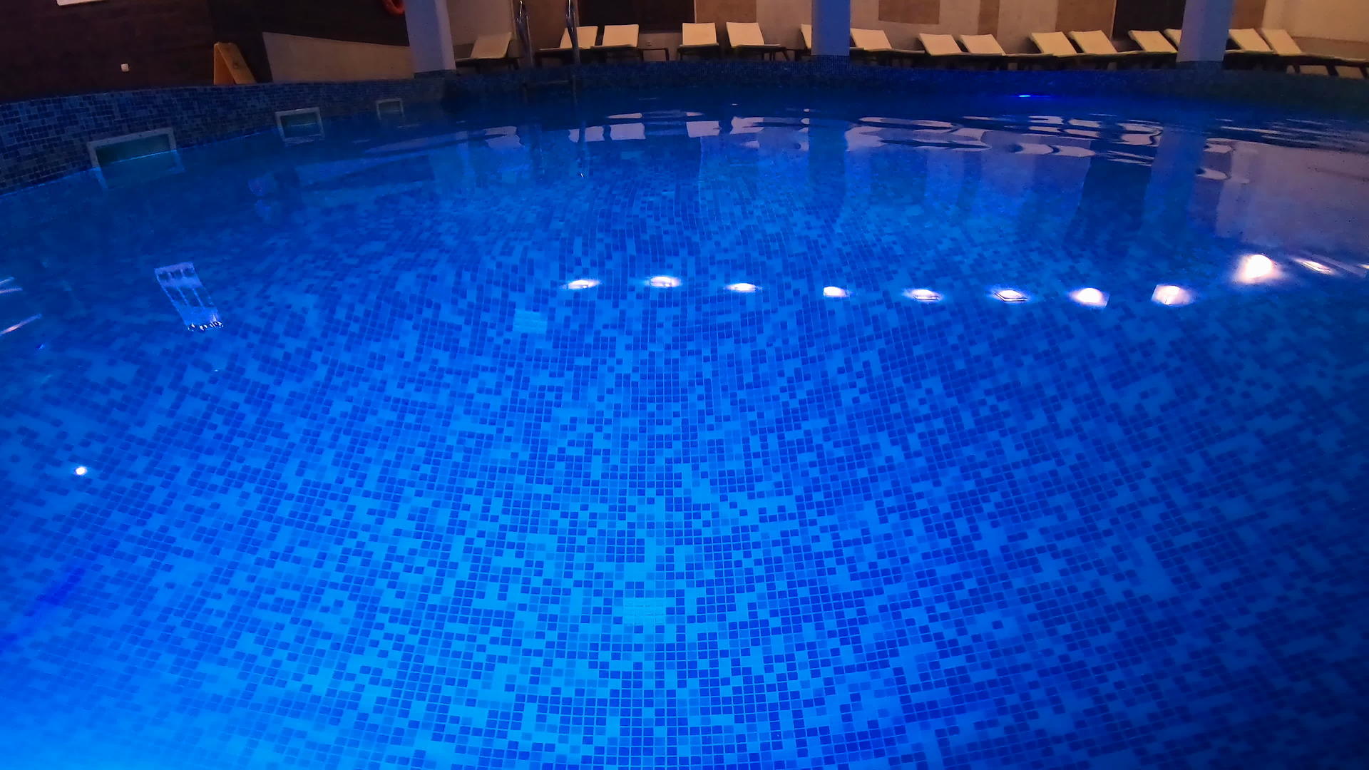 夜间游泳和娱乐豪华游泳池场景视频的预览图