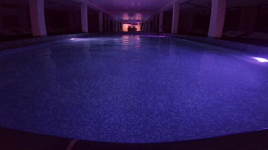夜间游泳和娱乐豪华游泳池场景视频的预览图