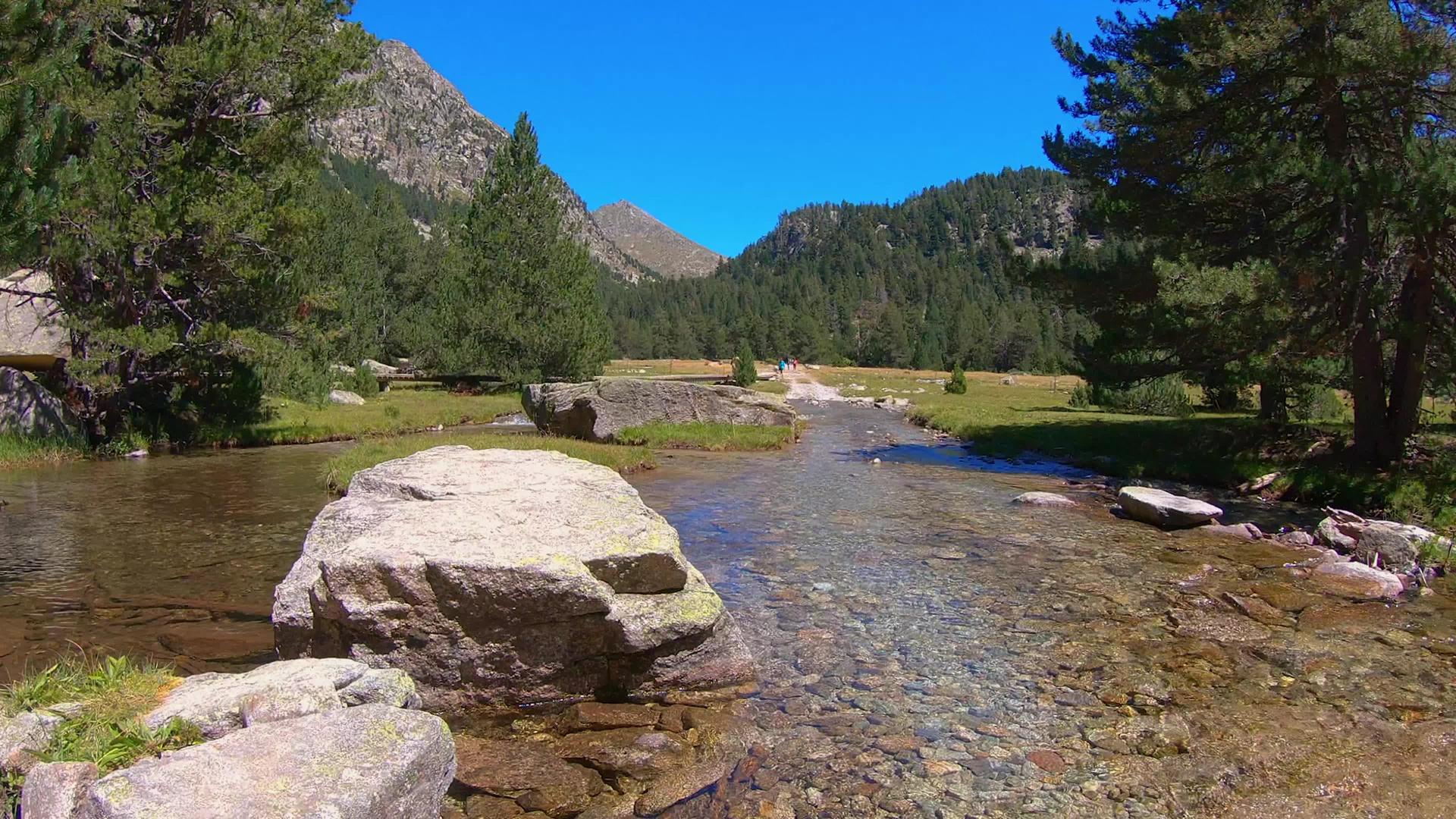 比利牛斯山脉美丽的湖泊来自西班牙和加泰罗尼亚视频的预览图