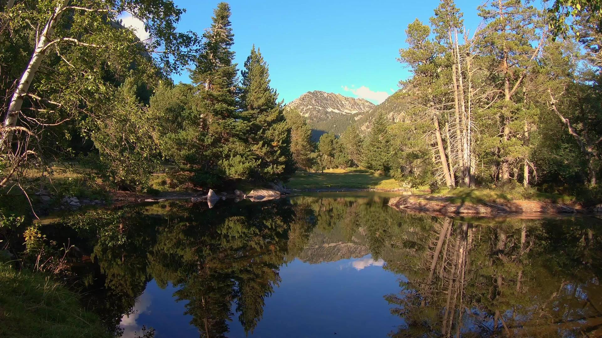 比利牛斯山脉美丽的湖泊来自西班牙和加泰罗尼亚视频的预览图