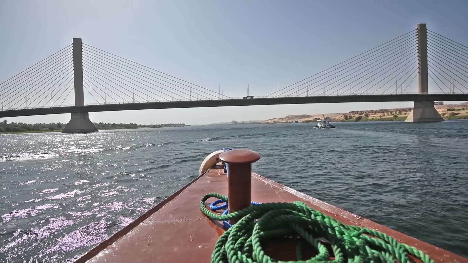 大河上的大电缆维持了公路桥梁视频的预览图