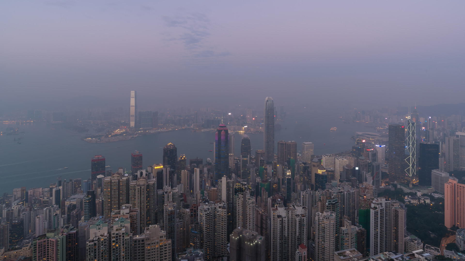 日夜在香港市中心城市的灯光交响视频的预览图