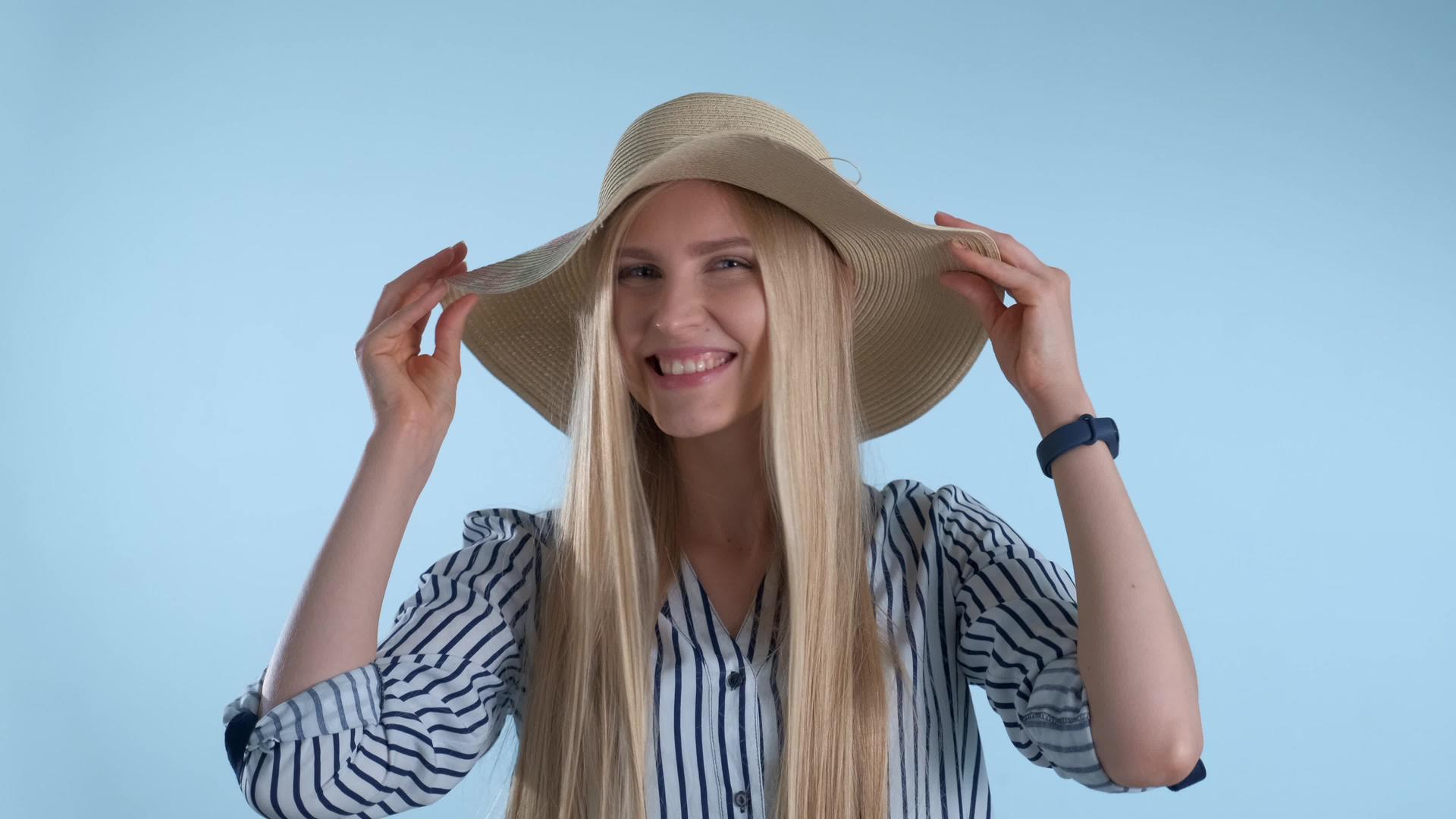 蓝色背景上戴着帽子的漂亮女孩视频的预览图