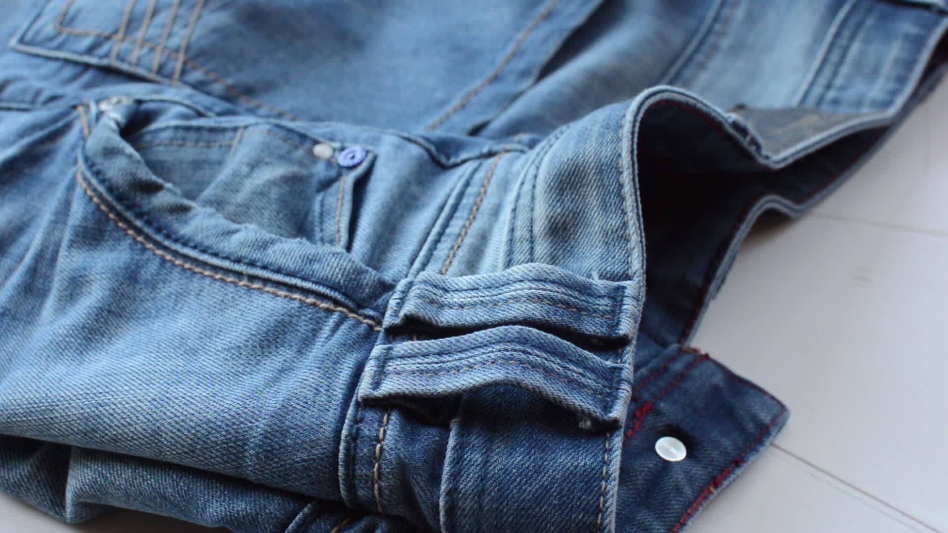 蓝色牛仔裤质感背景贴近细节视频的预览图