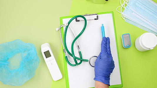 蓝色乳胶手套把医疗用品放在绿色桌子上听诊器温度计视频的预览图