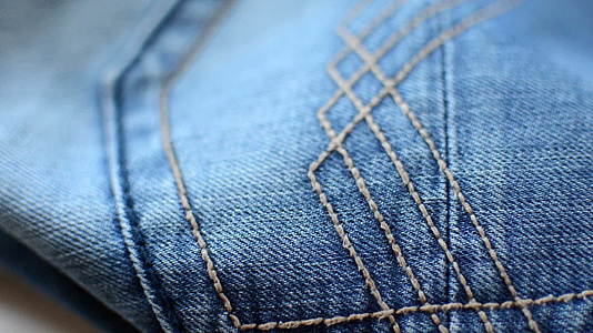 蓝色牛仔裤质感背景贴近细节视频的预览图