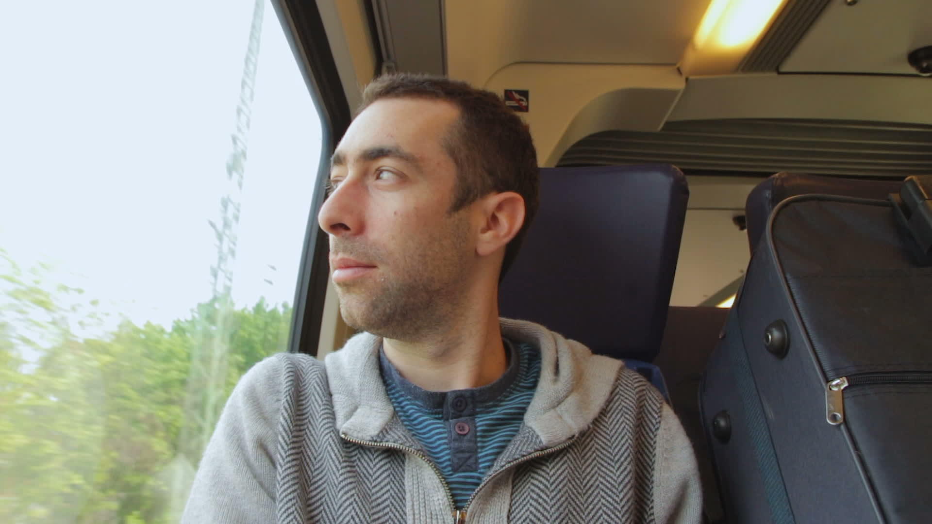 年轻人在火车上旅行看着窗外的窗户视频的预览图