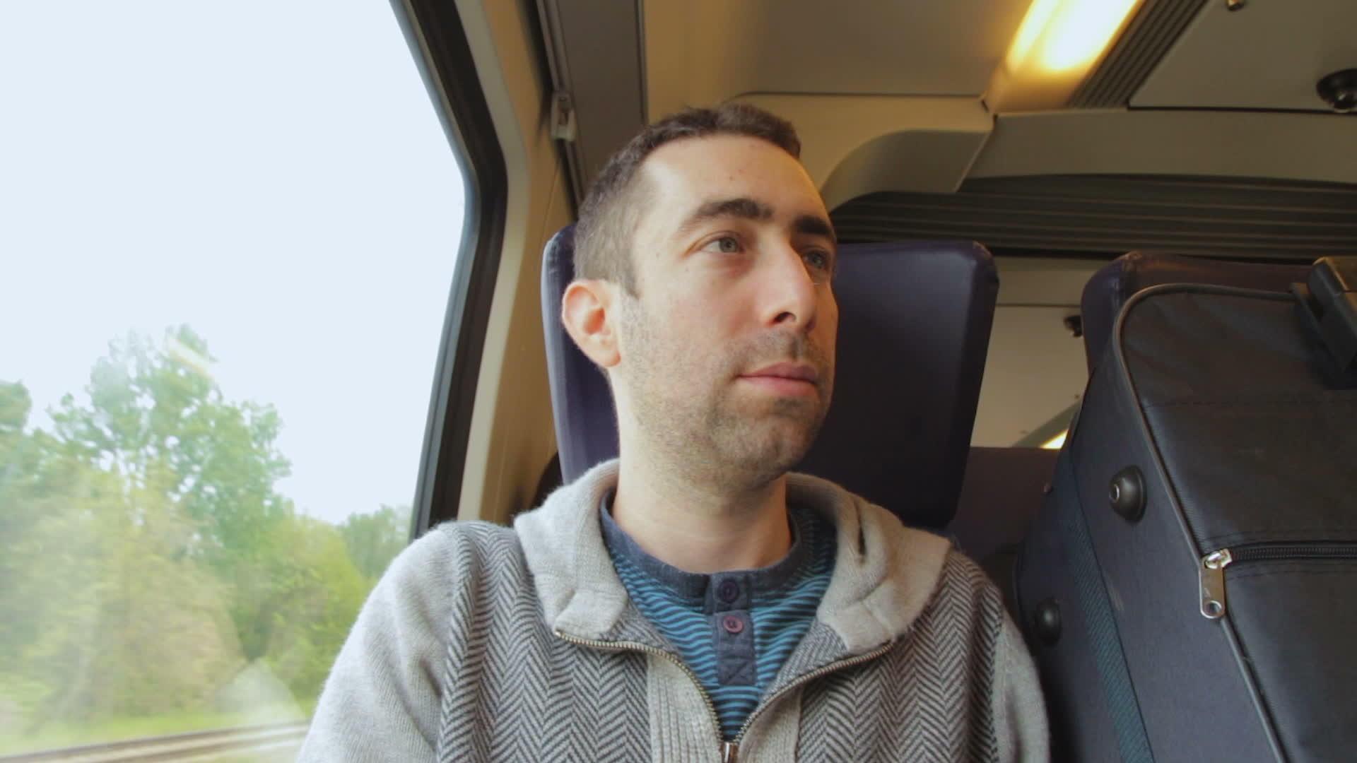 年轻人在火车上旅行和某人交谈视频的预览图