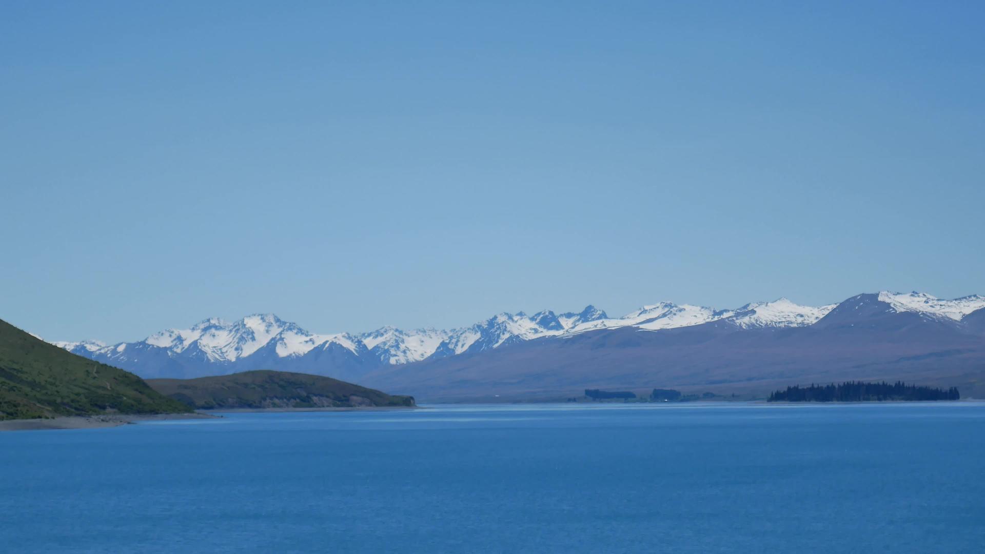 横跨新新西兰Tekapo湖的约翰山视频的预览图
