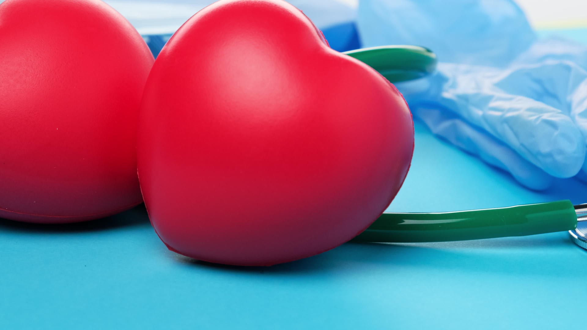 两颗红心在蓝色背景下关闭了健康友好的概念视频的预览图