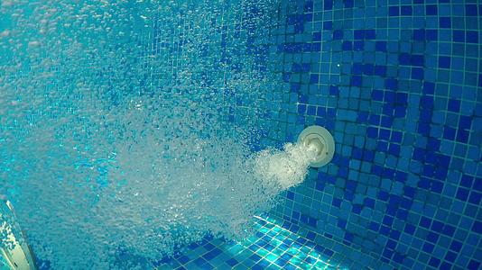 在温泉池中按摩浴缸喷射的气泡在蓝色水中抽象背景视频的预览图