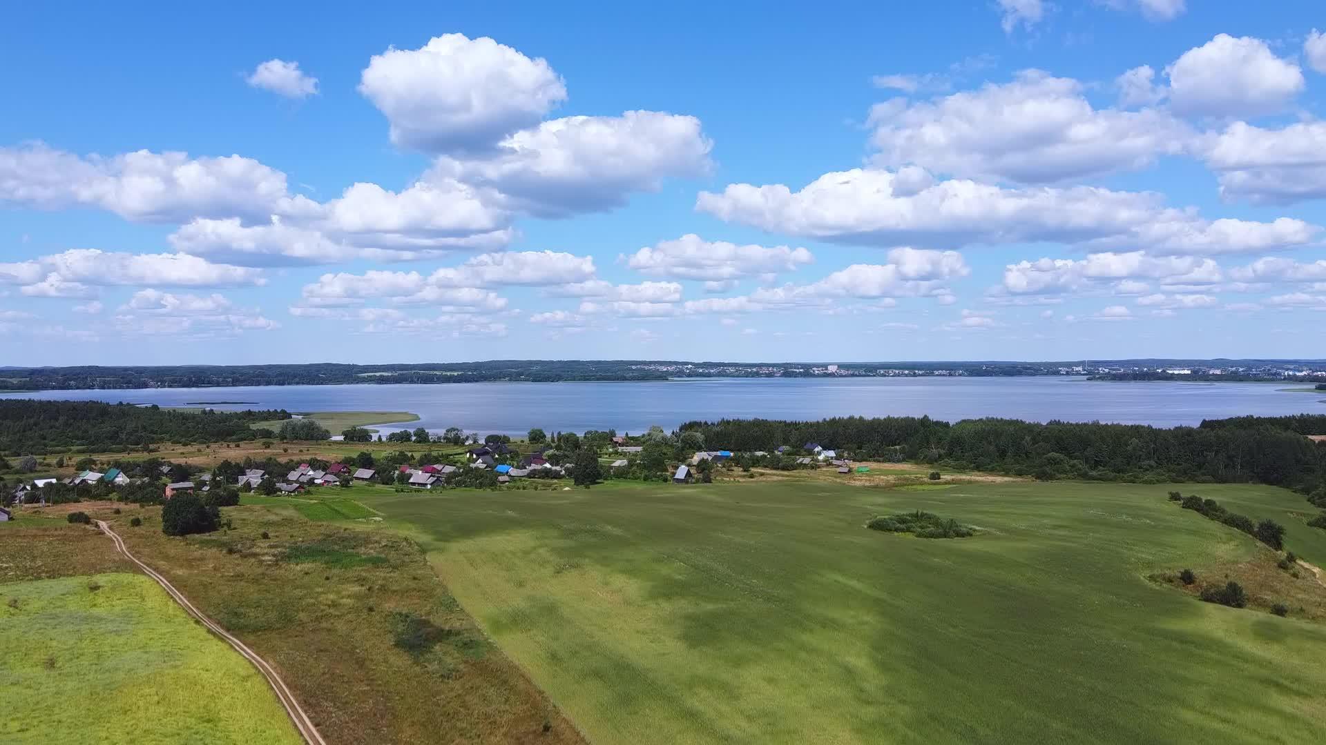 在蓝湖和蓝天的绿地上进行空中摄影视频的预览图