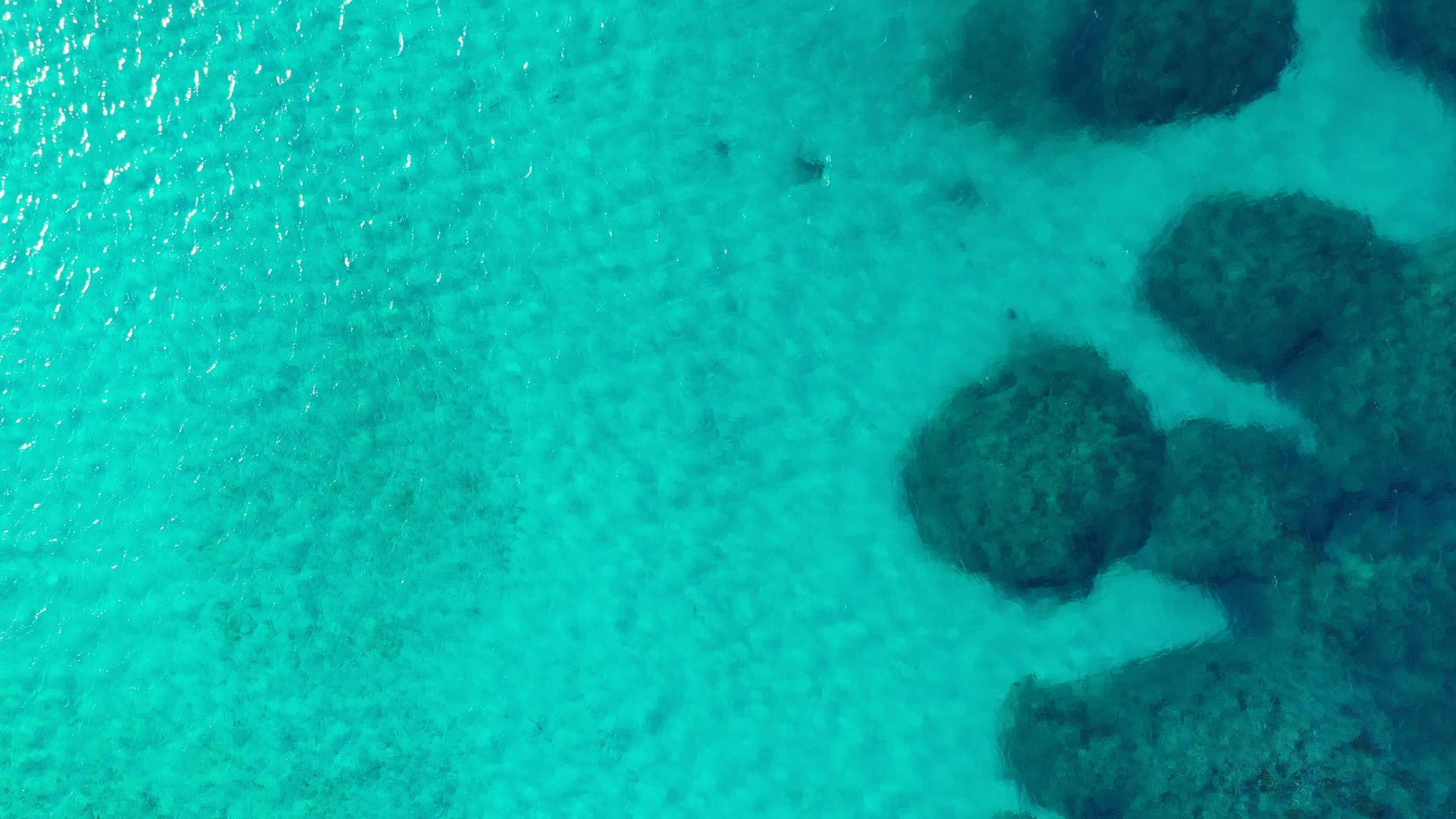 平静清澈的海水背景平静的海水背景完美清澈的蓝色绿松石视频的预览图