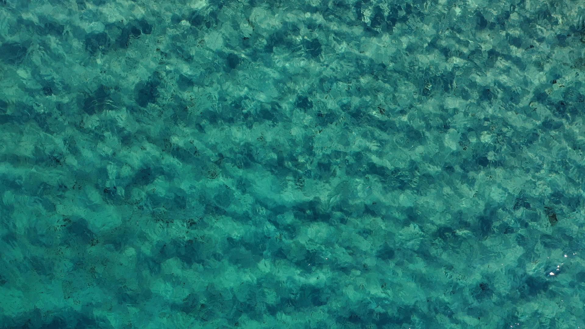 平静清澈的海水背景平静的海水背景完美清澈的蓝色绿松石视频的预览图