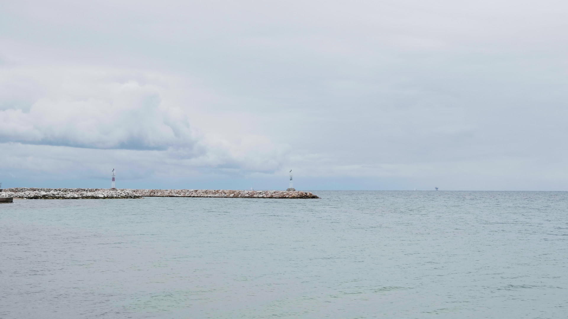 靠近海洋的岩石海岸线上的小灯塔视频的预览图