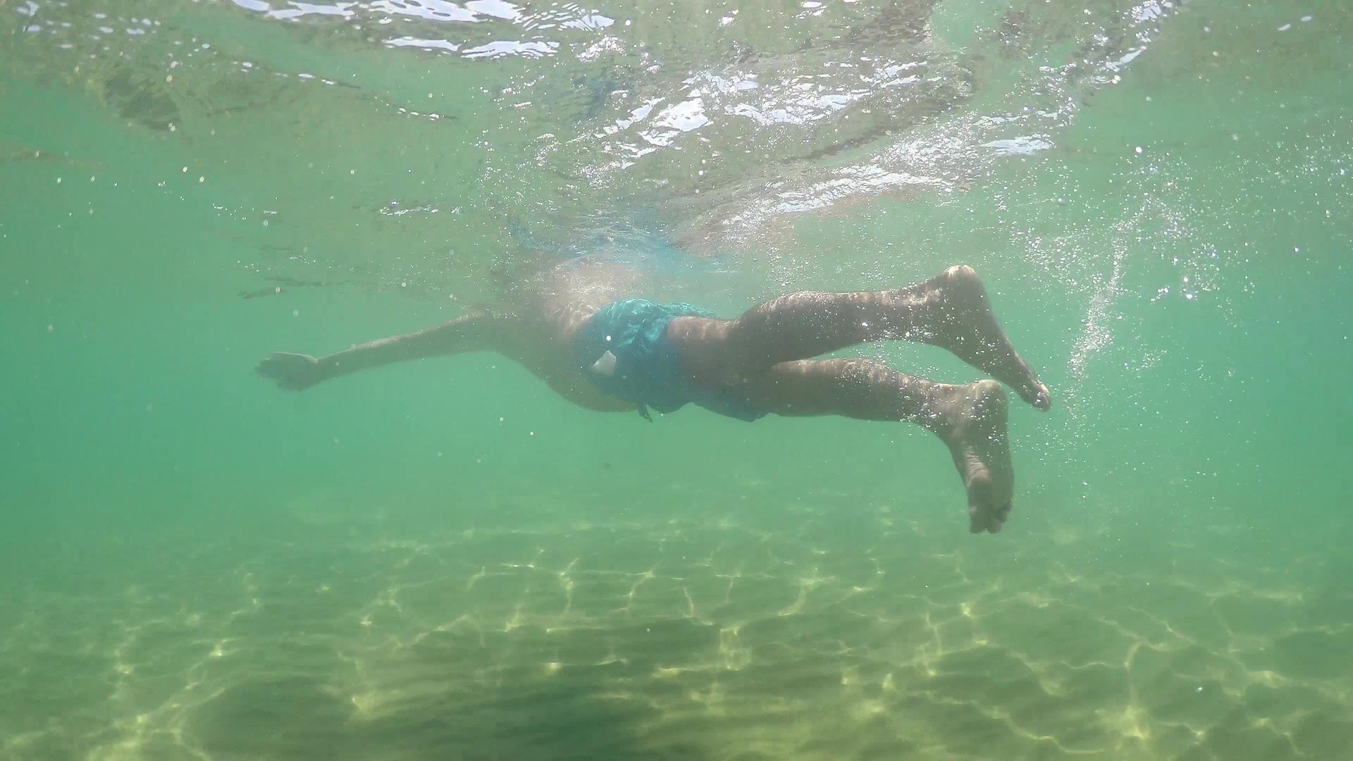 一个在海绿水中游泳的人游过戈普罗的水下风景视频的预览图