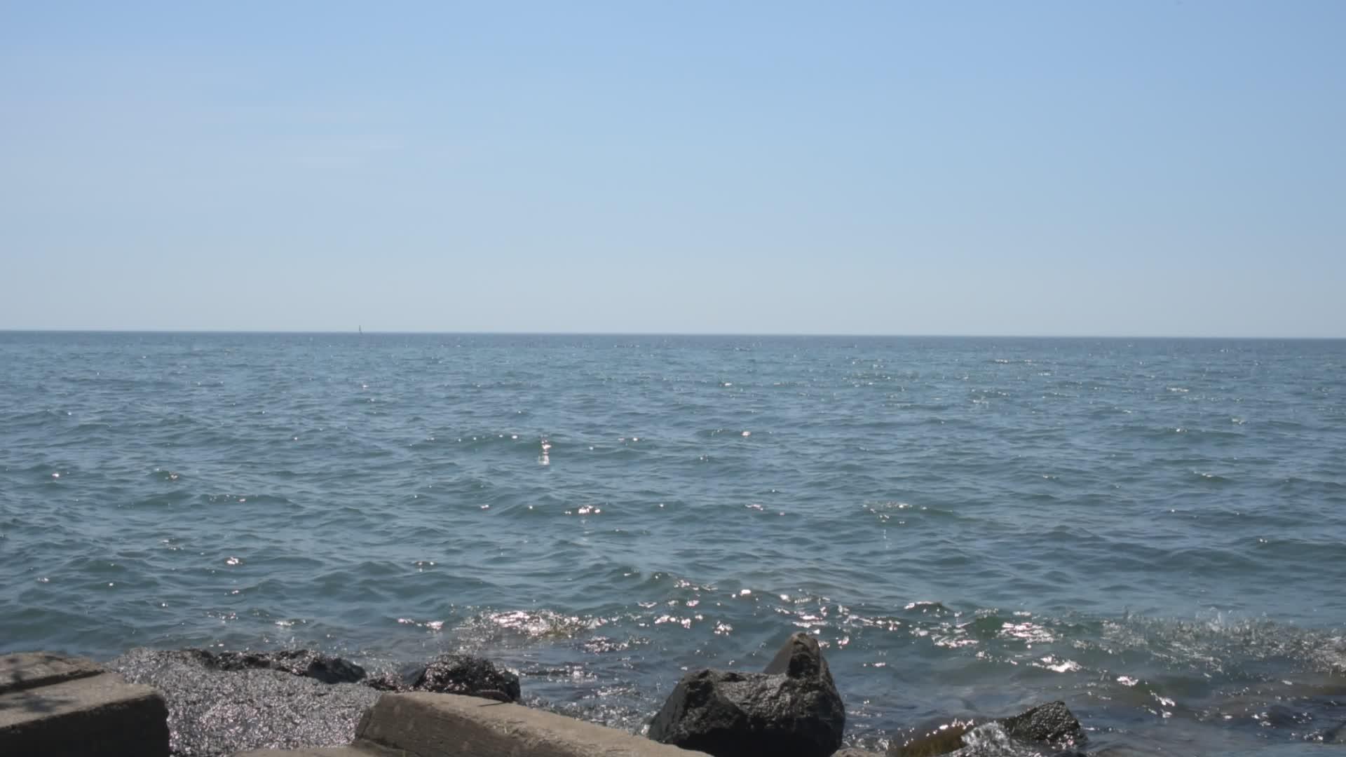 湖边的波浪与空地相对视频的预览图