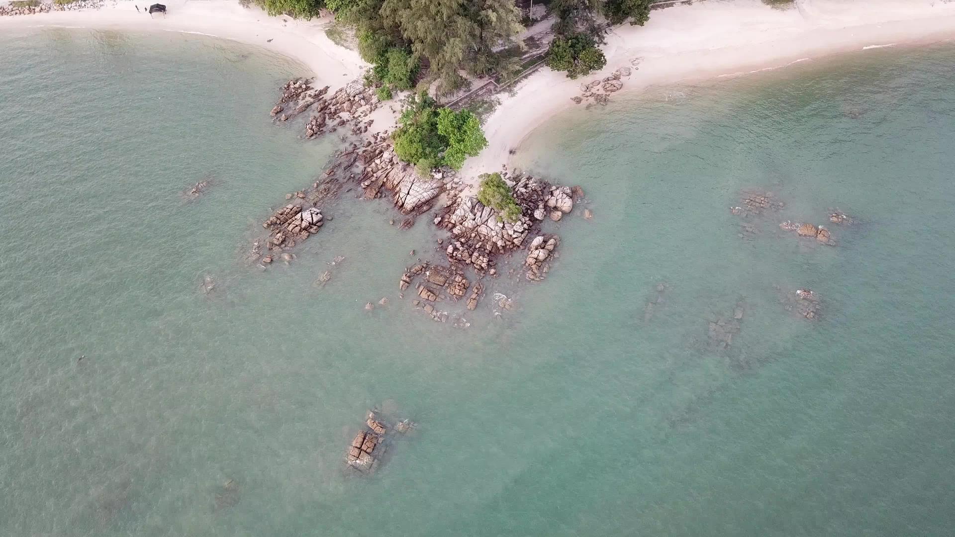 SungaiBatu沿海岩石视频的预览图
