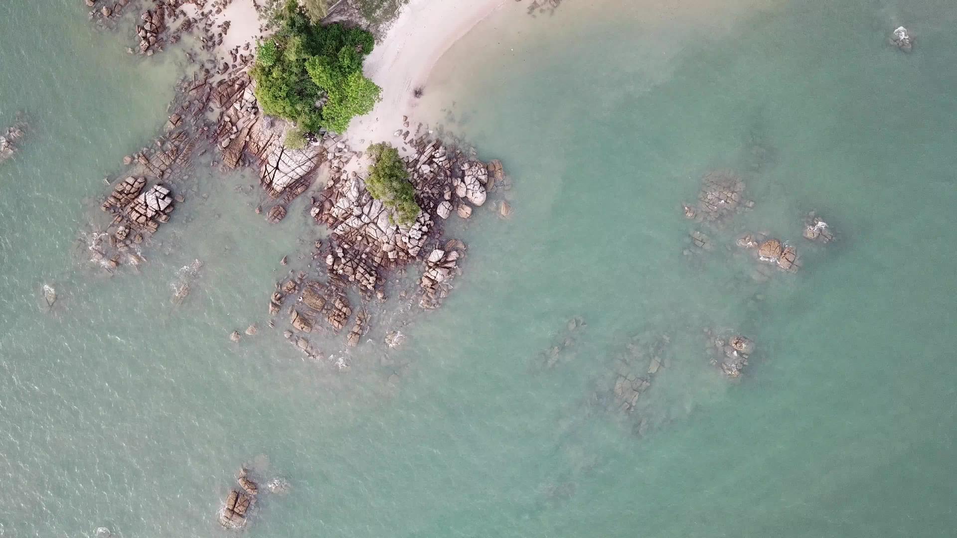 SungaiBatu岩石海岸海滩视频的预览图