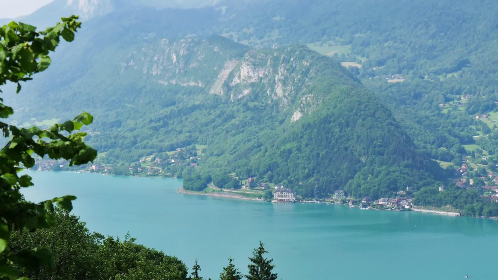 湖面的阴性和山峰在背景中视频的预览图