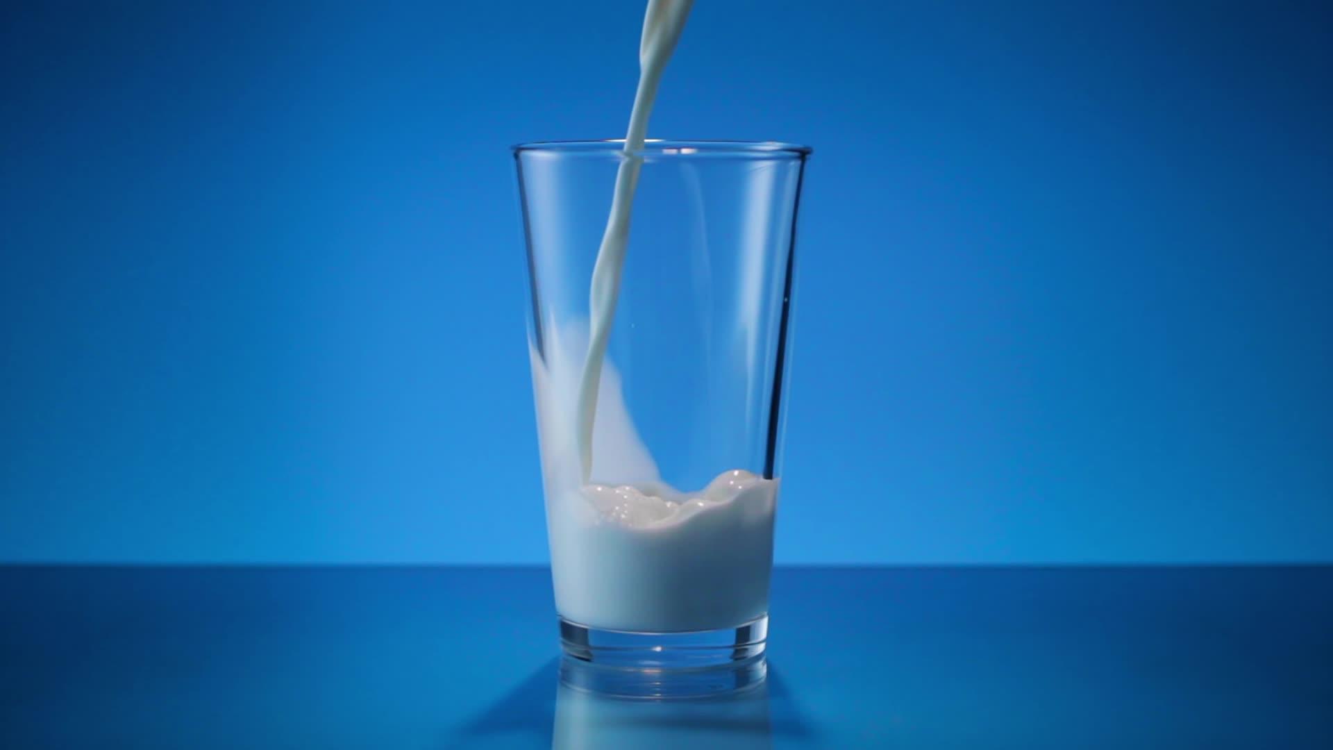 装满牛奶杯视频的预览图