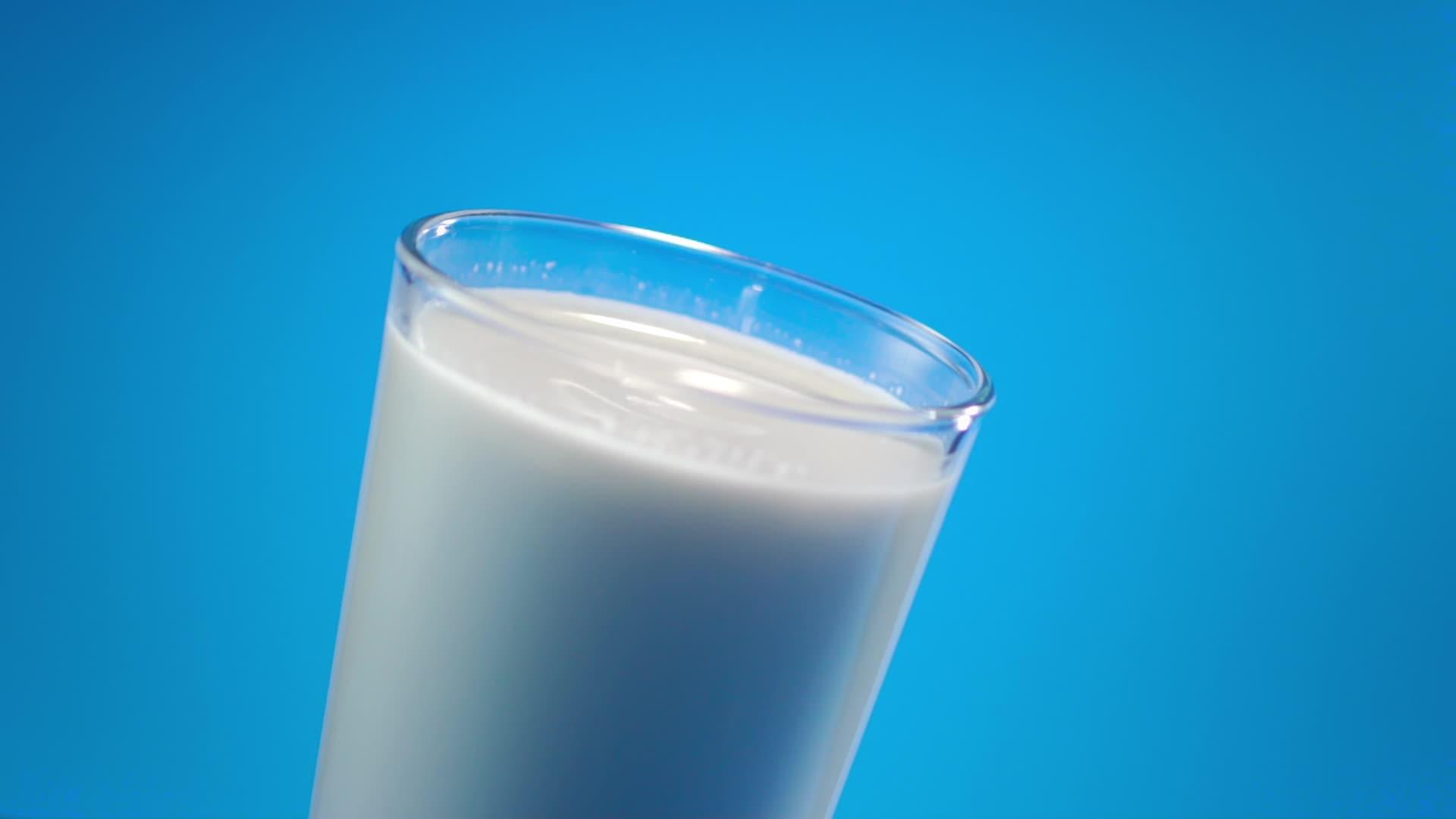 把牛奶喷在牛奶里视频的预览图