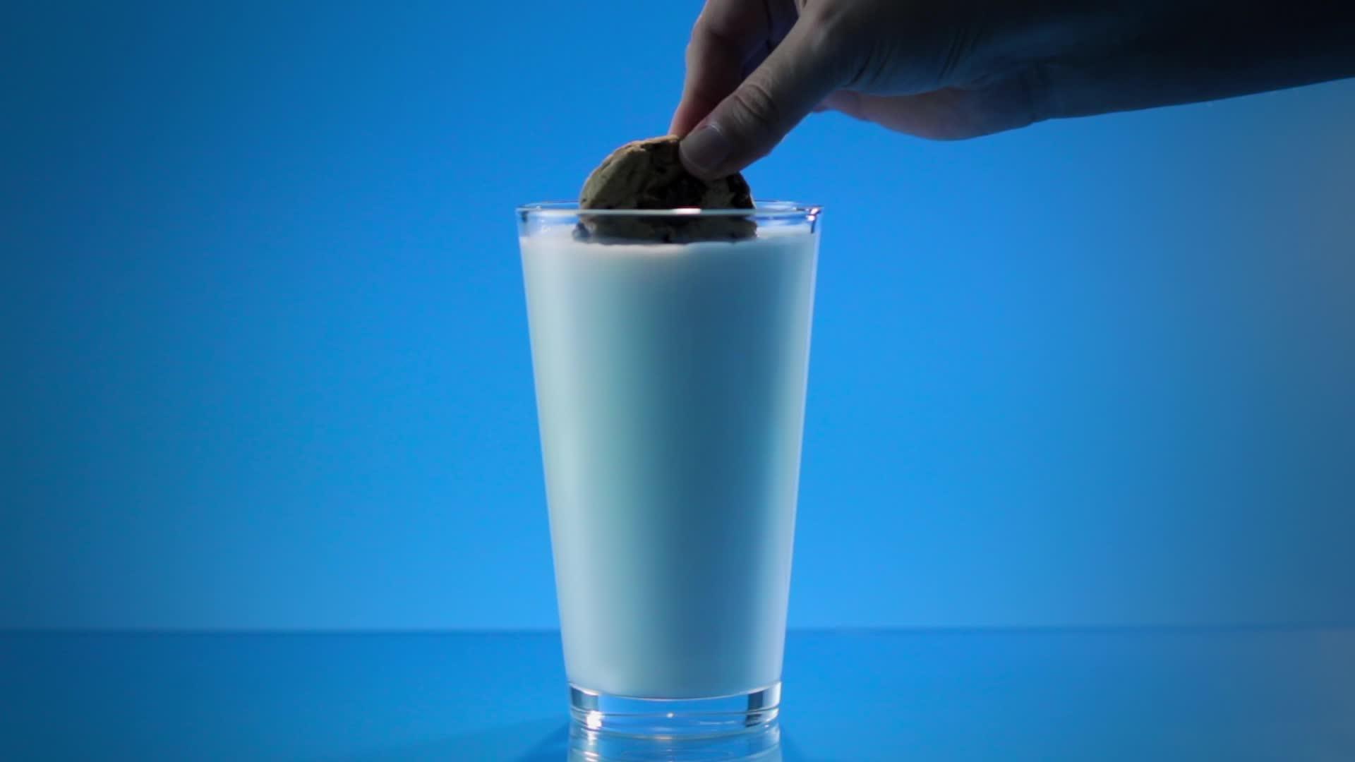 将饼干浸泡在牛奶中视频的预览图