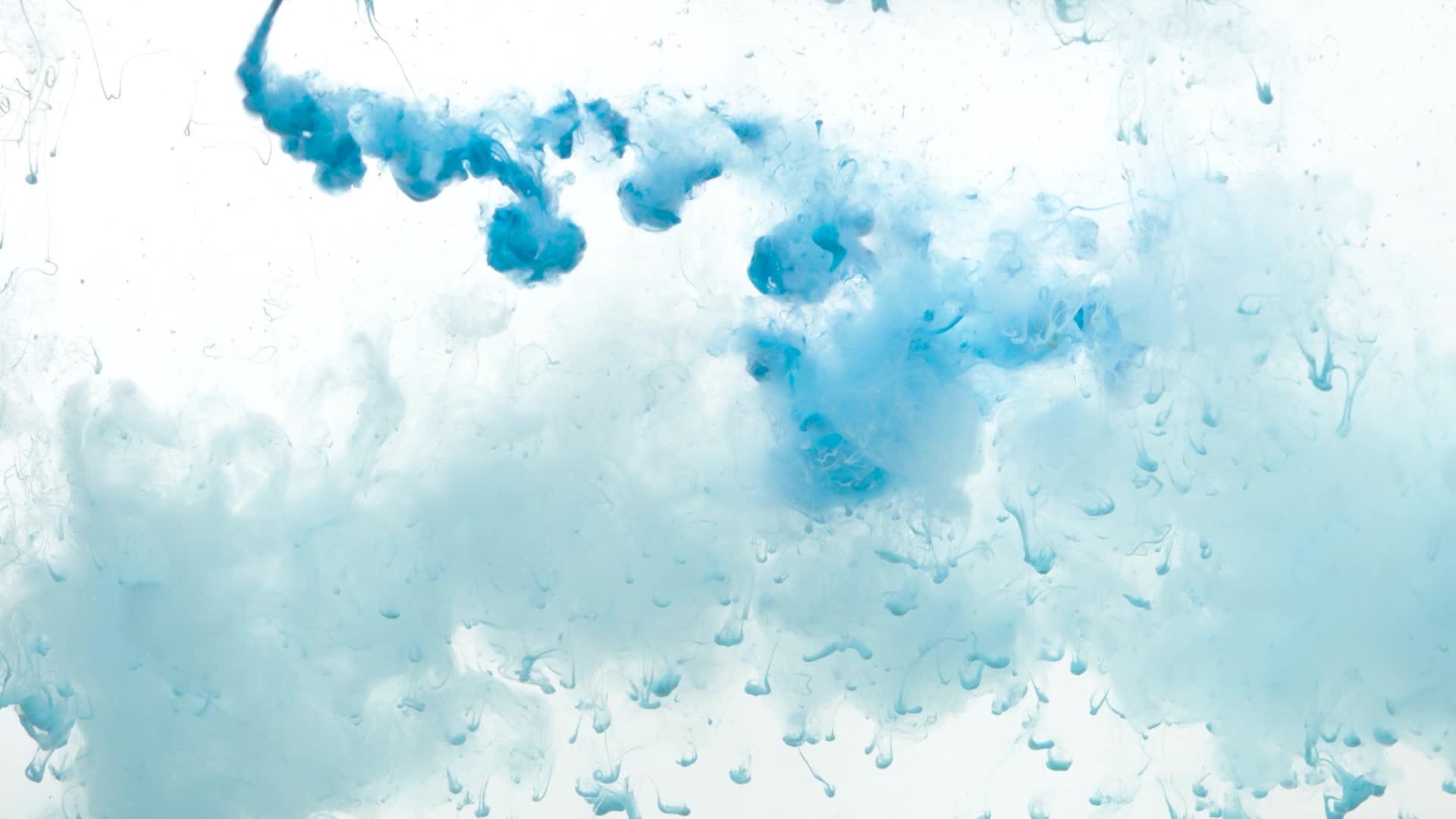 蓝色油漆在水中滴灌和溶解视频的预览图