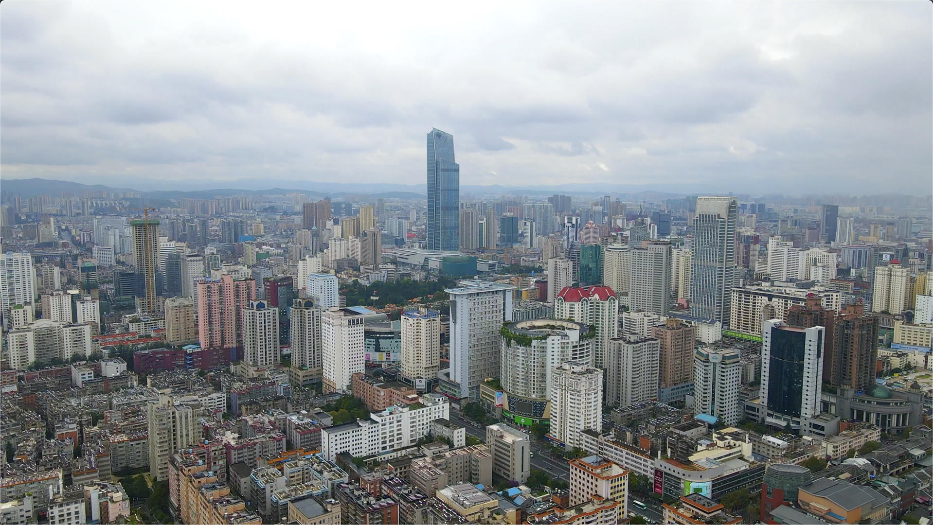 4k航拍云南昆明翠湖城市风光视频的预览图