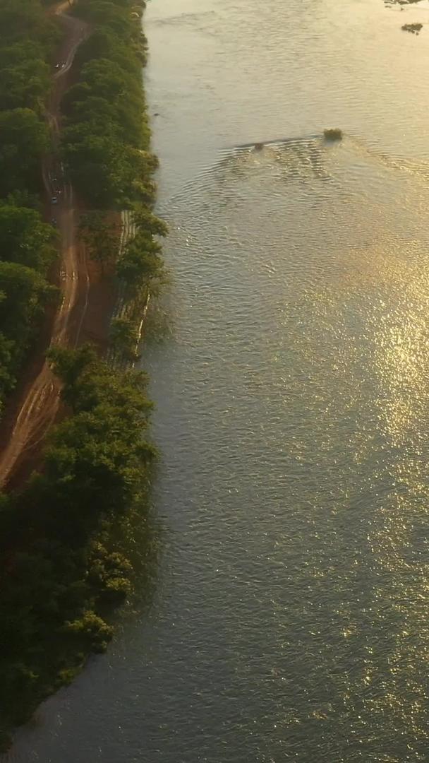 俯视航拍夕阳余晖下波光粼粼的水面视频的预览图