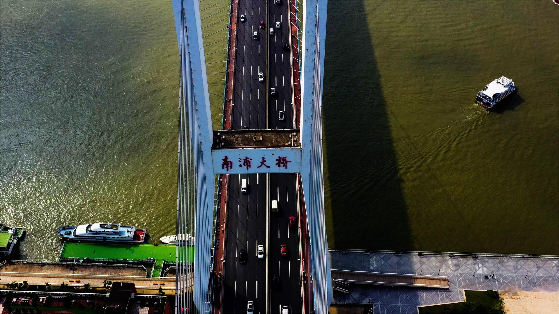 南浦大桥上航拍视频的预览图