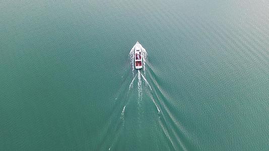 一艘船经过德国巴伐利亚州的特格恩西湖位于德意志河畔的泰格西湖视频的预览图