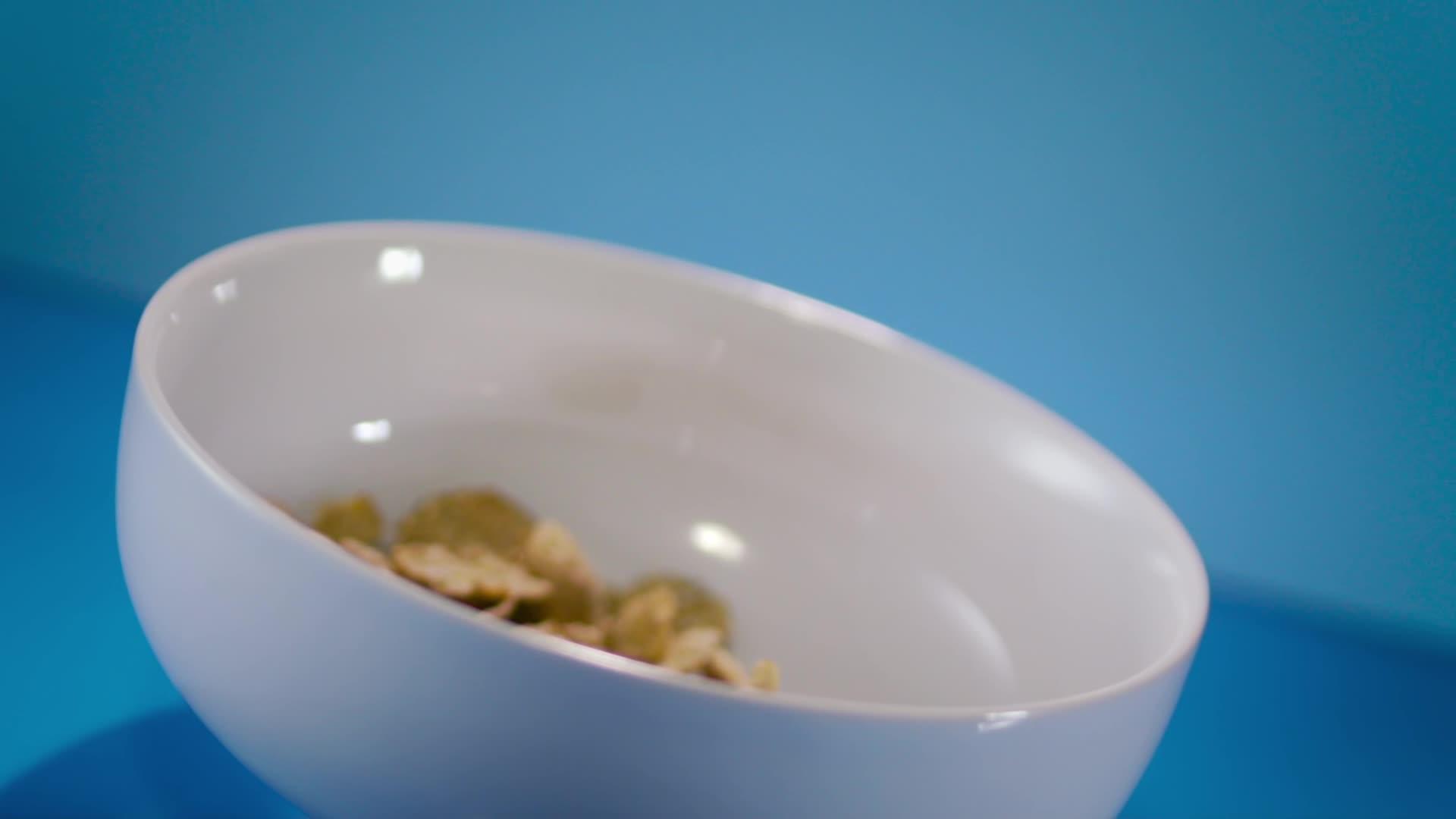 玉米片和谷物倒在碗里视频的预览图