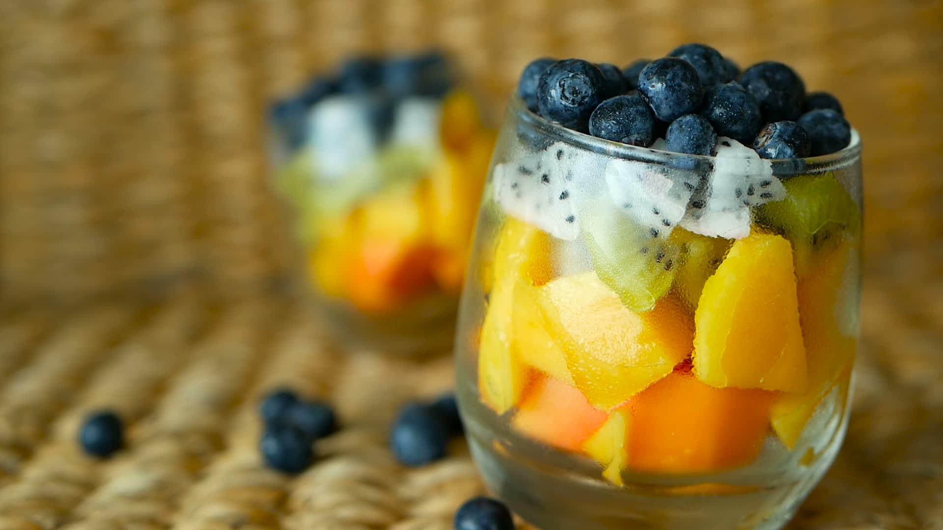 玻璃碗中放置各种新鲜有机果汁和水果的健康素食者；视频的预览图