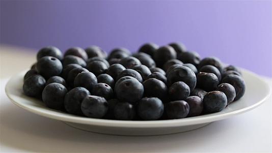 盘子里的蓝莓旋转视频的预览图