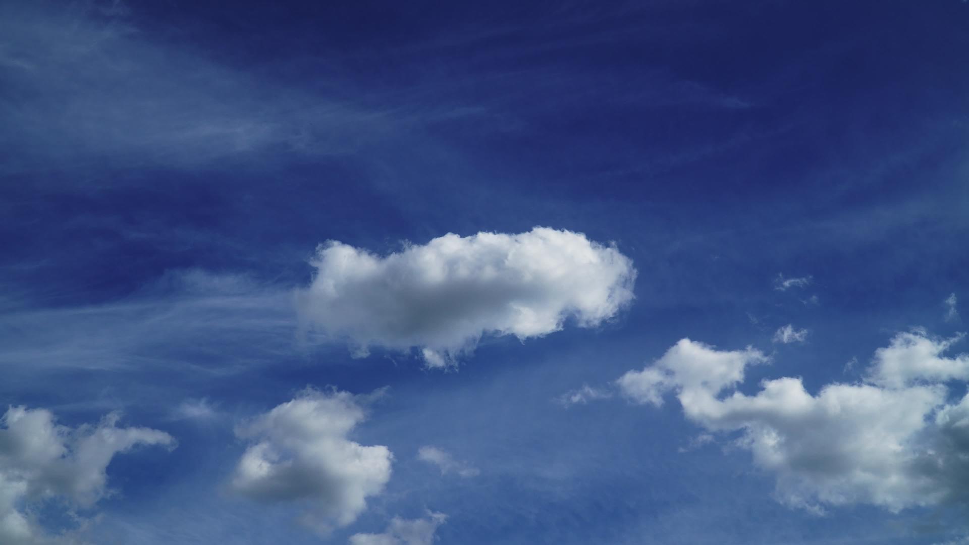 4公里长的飞毛白云和蓝天背景的时差视频的预览图