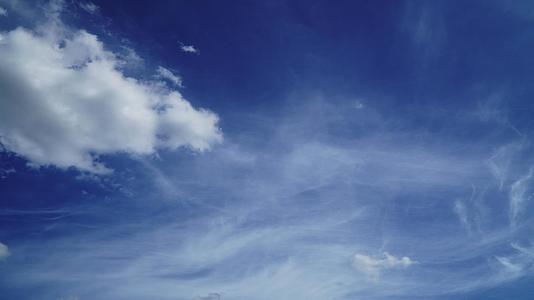 4公里长的飞毛白云和蓝天背景的时差视频的预览图