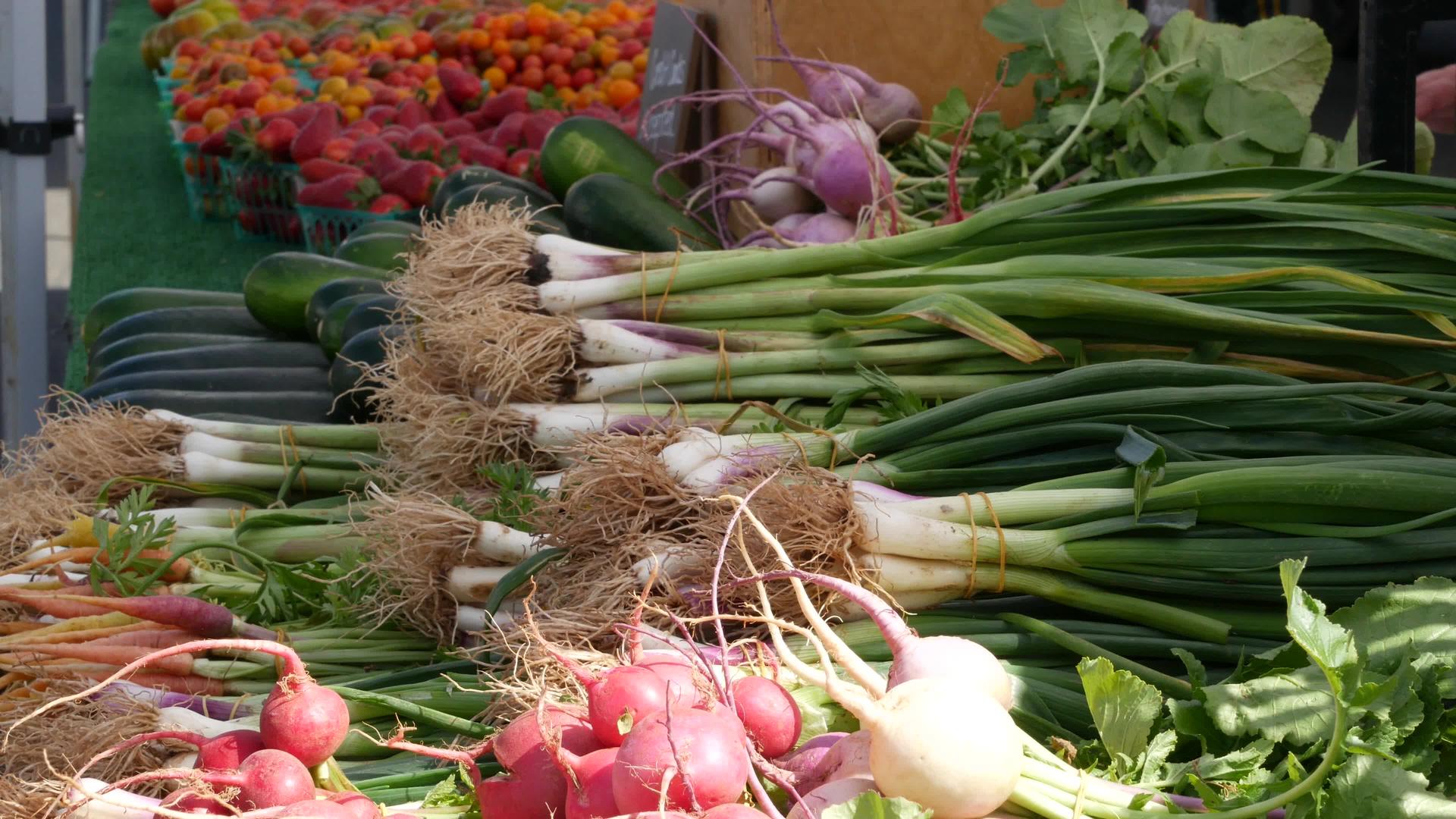 柜台上有机蔬菜的新鲜当地农产品在摊位上生长视频的预览图