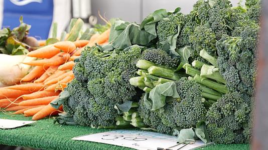 柜台上有机蔬菜的新鲜当地农产品在摊位上生长视频的预览图