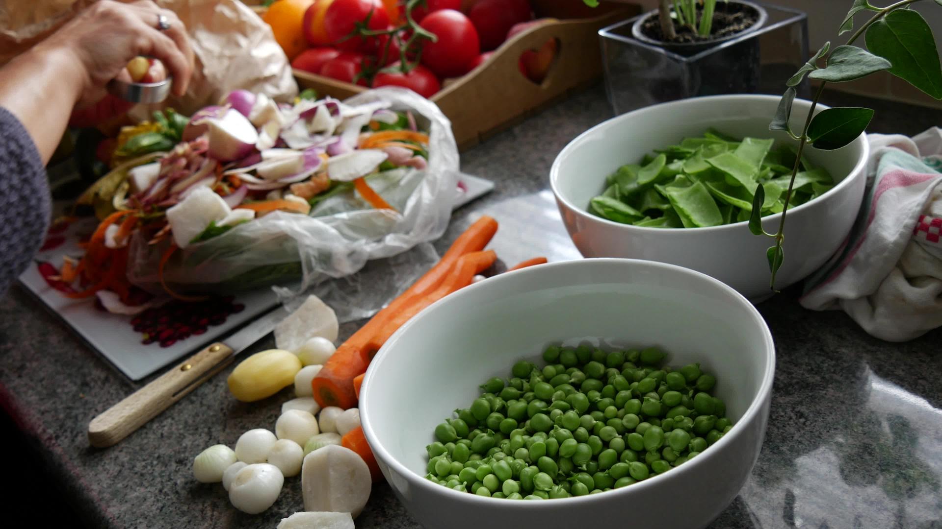 准备有机蔬菜用于膳食视频的预览图