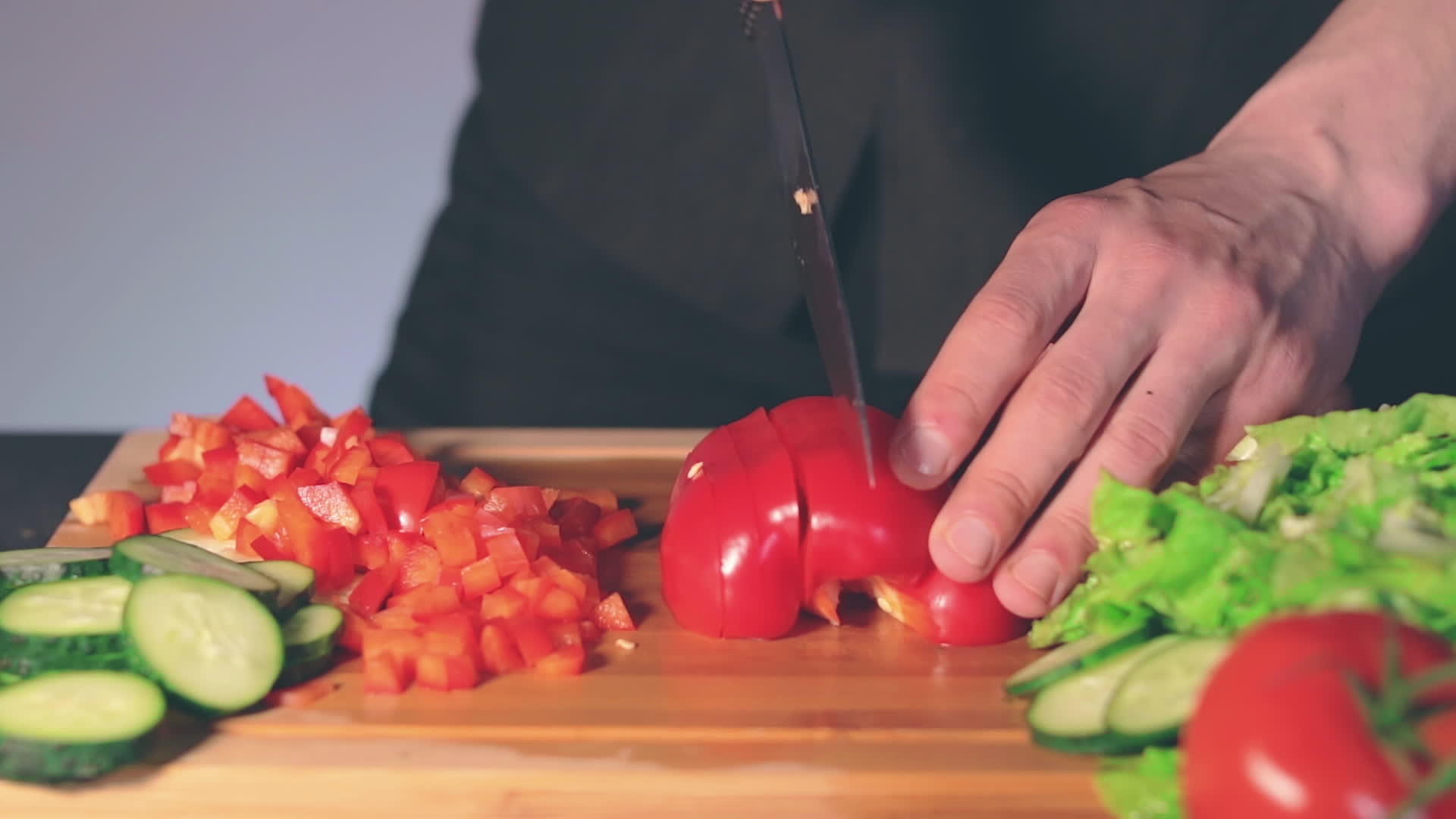 厨师在切割板上切红辣椒视频的预览图