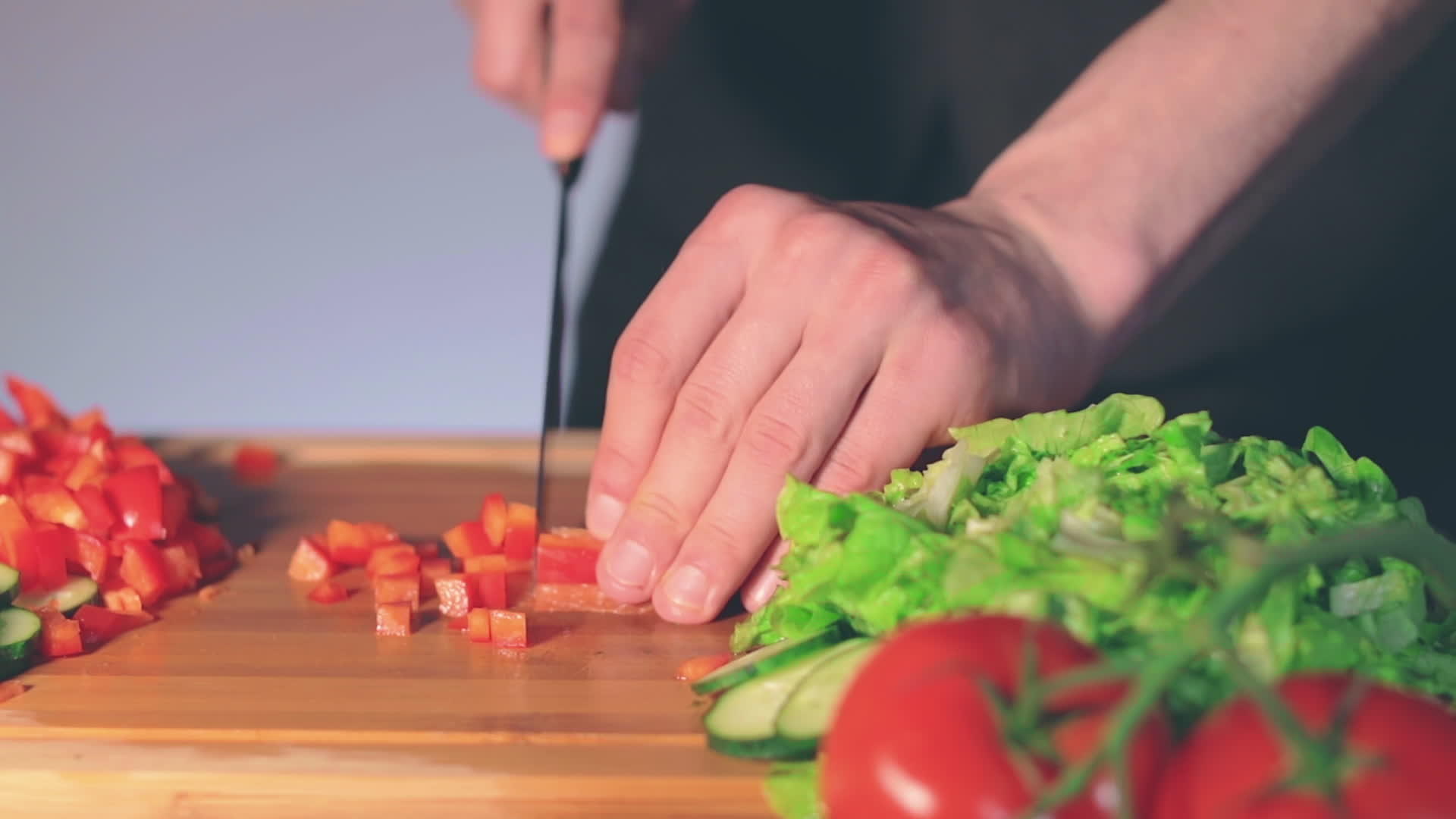 厨师在切割板上切红辣椒视频的预览图