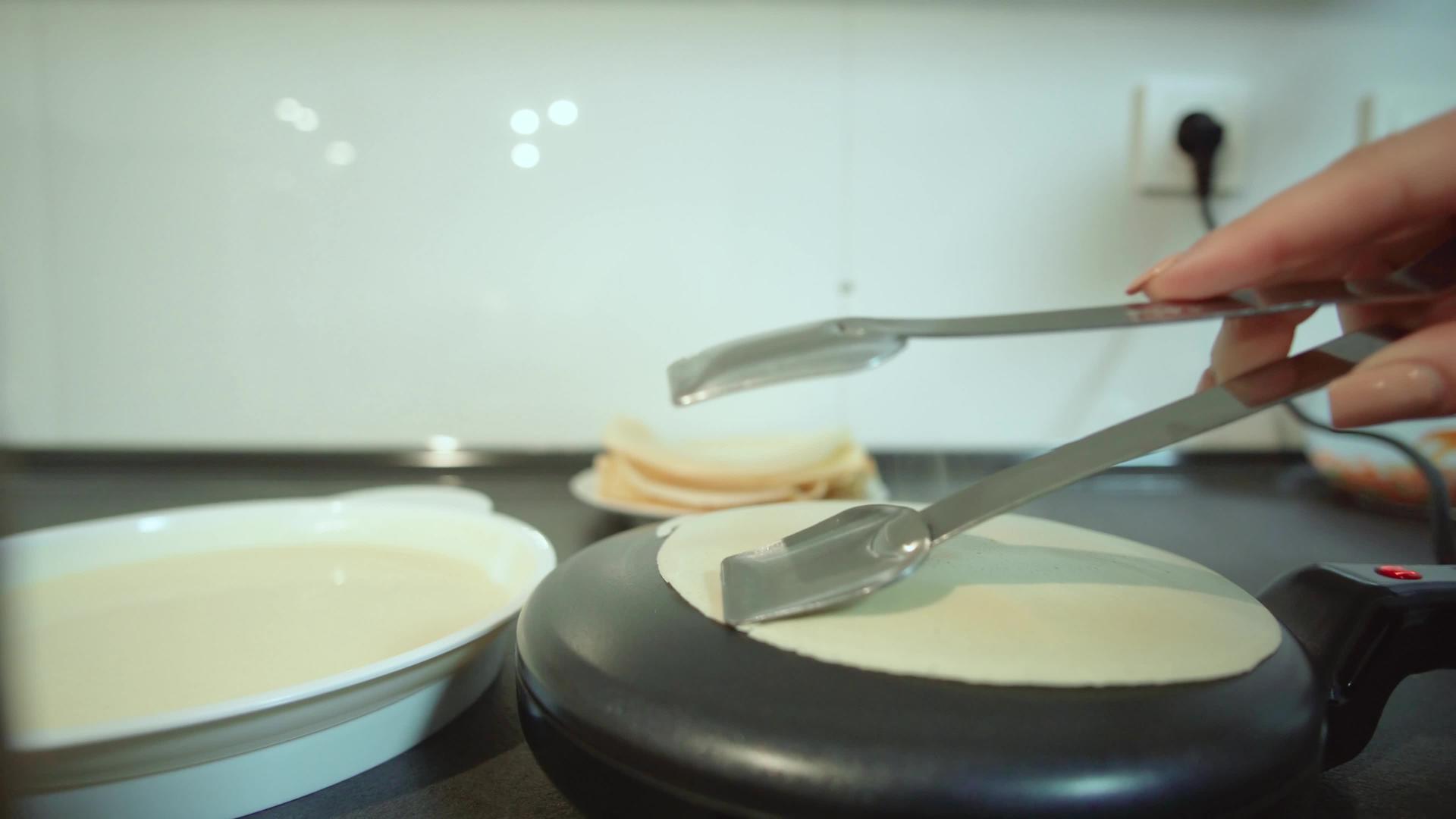 快乐的家庭孩子在厨房准备煎饼电饭煲和带飞饼的煎锅视频的预览图