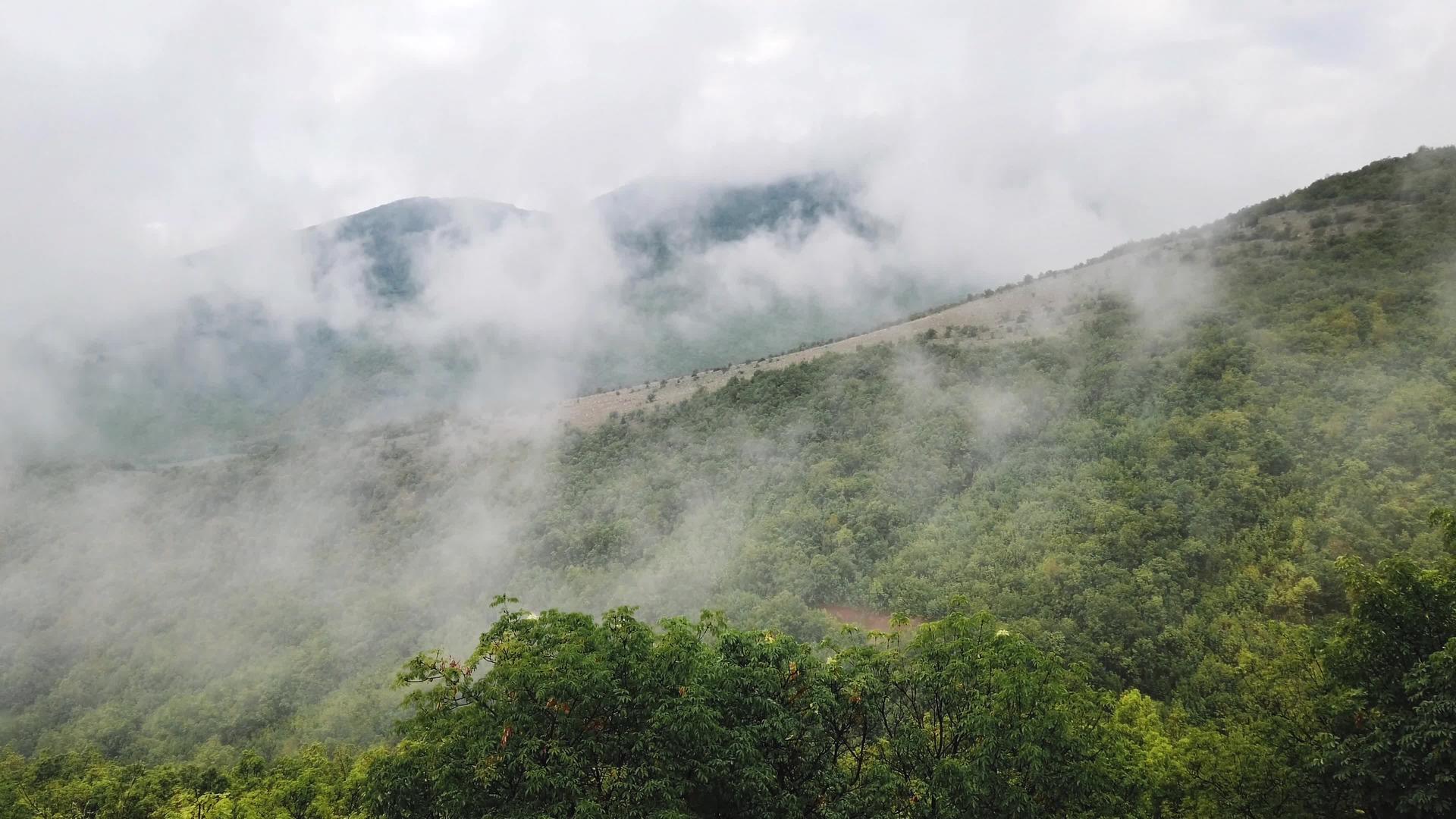 浓雾和雾雾进入山脊视频的预览图