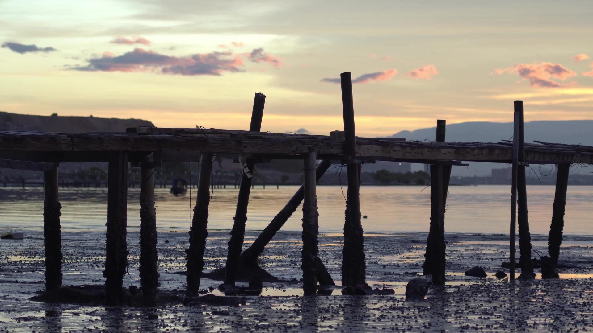 带海水流的木桥视频的预览图