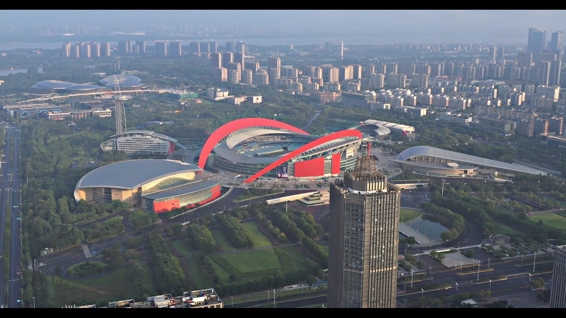 南京城市地标CBD奥体中心清晨4K航拍视频的预览图